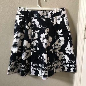 White House Black Market skirt with pockets!